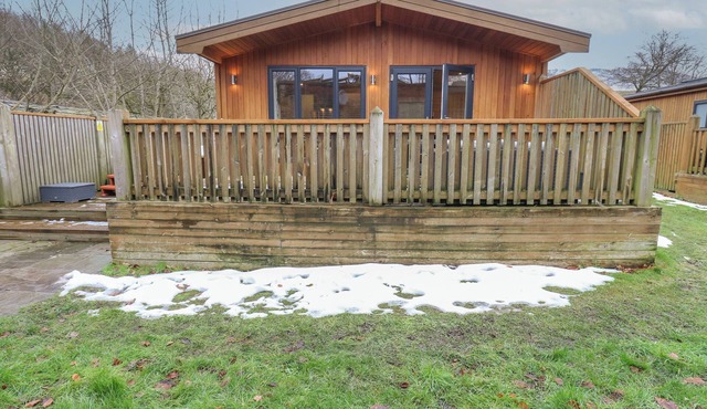 DOVESTONE SECLUDED LUXURY LODGES (SLEEPS 6) - PETS WELCOME in Greenfield