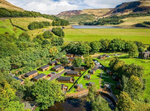 Dovestone Secluded Luxury Lodges sleeps 6 - pets welcome