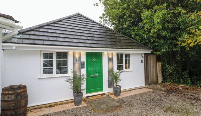 DOWAGER COTTAGE, pet friendly, with a garden in Penryn