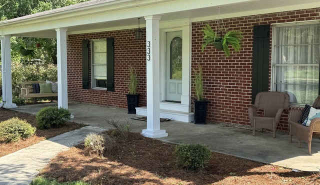 Down on the CornernIn the heart of Flora with great outside space!