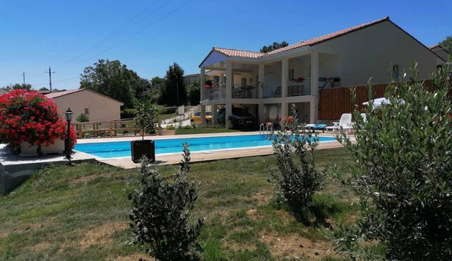 Downhill modern villa nice pool & spa