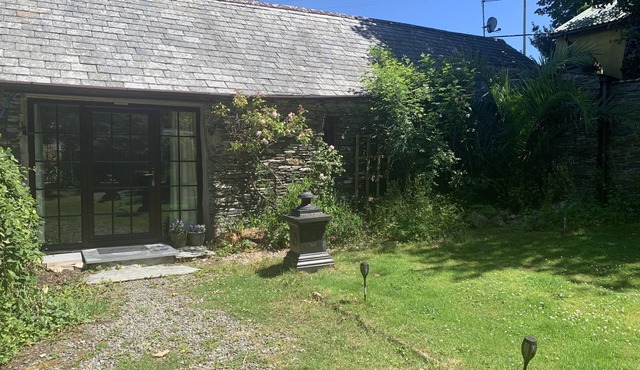 DOWNROW BARN, pet friendly, character holiday cottage in Tintagel