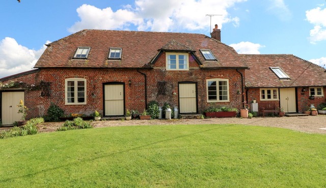 DOWNS VIEW DAIRY, pet friendly, with open fire in West Tytherley