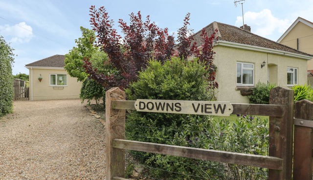 DOWNS VIEW, pet friendly, with a garden in Norton Ferris