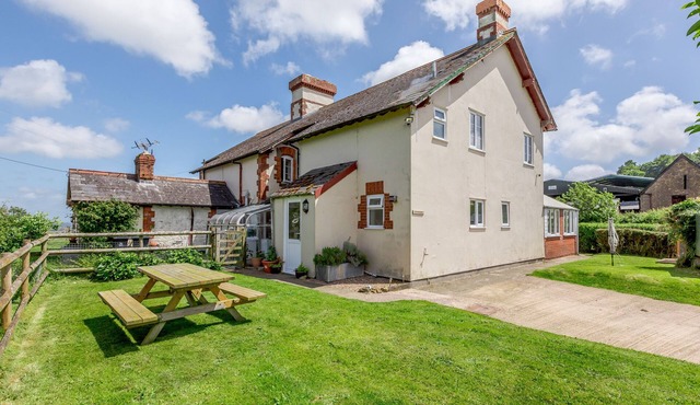 DOWNSIDE, pet friendly, with open fire in Mosterton