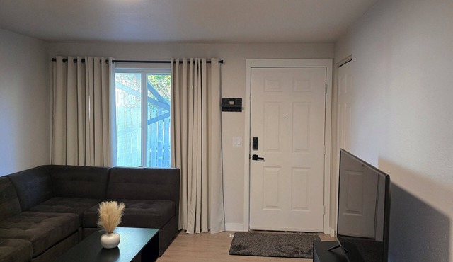 Downstairs Apt 2-Bedroom Stay by Downtown Hotspots