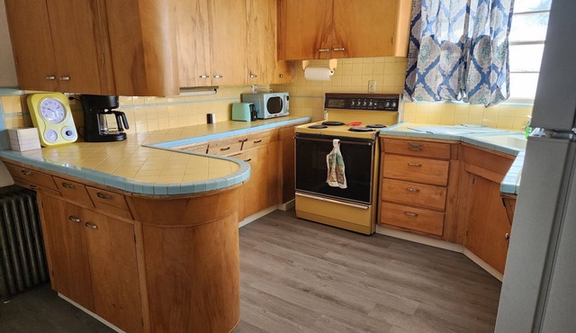 Downstairs apt, 2 beds, 3/4 bath, kitchen, washer/dryer. Walk to restaurants.
