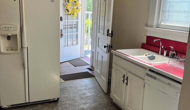 Downstairs Studio apartment in delightful Anniston with WiFi, AC