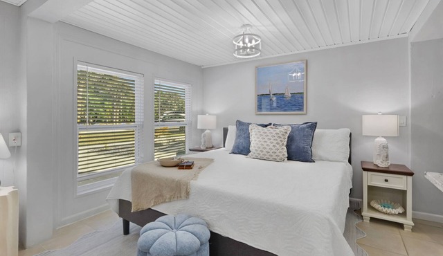 Downstairs Studio Apartment with Pickleball Court on 5-Acre Estate