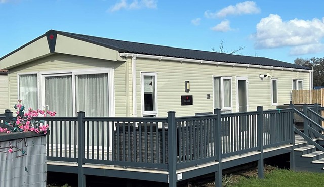 DOWNTIME LODGE, pet friendly, country holiday cottage in Felton