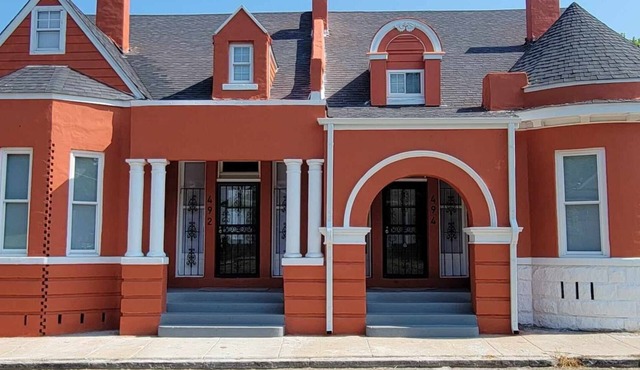 Downton Memphis 5 min walk to Fedex Forum and Beale St. - Completely renovated.