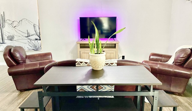 Downton Westrn Condo/50” TV~250mb WiFi/30%EXTEN’d Stay Discount