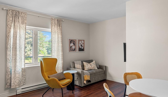 Downtown 1 BDR Suite w/King Bed