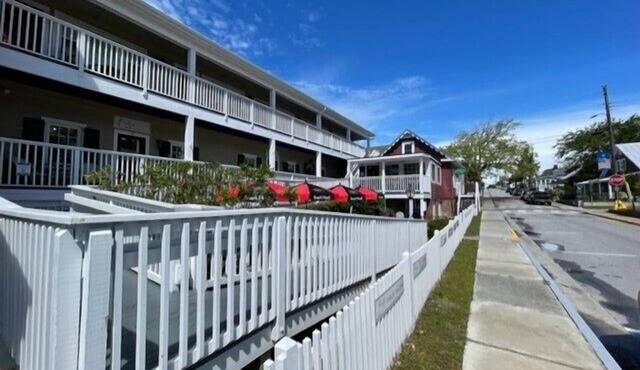 Downtown 1-Bedroom Suite – Steps from Shops & Dining