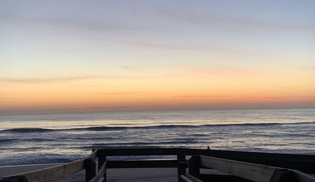 Downtown, 1 BR, Apt, 2 beds, 1 Bath, A-Frame, laundry, kitchen, 2m2 beach!