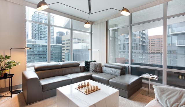 Downtown 1 min to 17th + XL Balcony w/BBQ, Fire Table & King Bed + 3 min Stampd