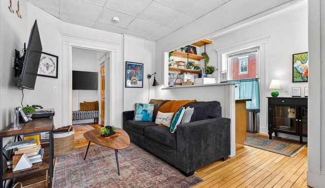 Downtown 1BR - 5 min walk to Church St Dining and Shops - 1st Floor & Parking