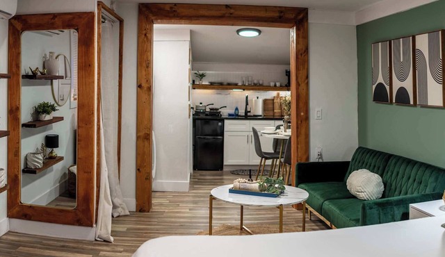 Downtown 1BR Cottage for 4