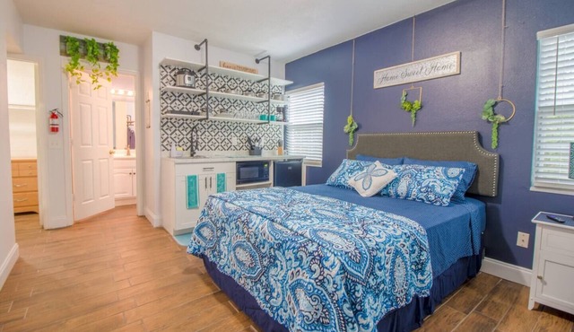 Downtown 1BR Kitchenette & Pet-Friendly