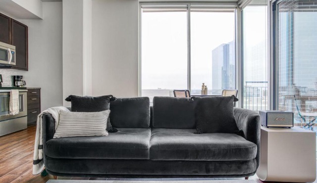 Downtown 1br w gym deck wd nr 6th St bars ATX-21
