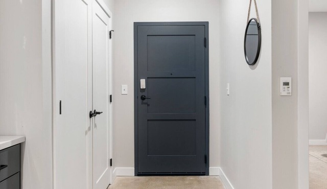 Downtown 1BR with Gym, Wi-Fi & Coworking Space
