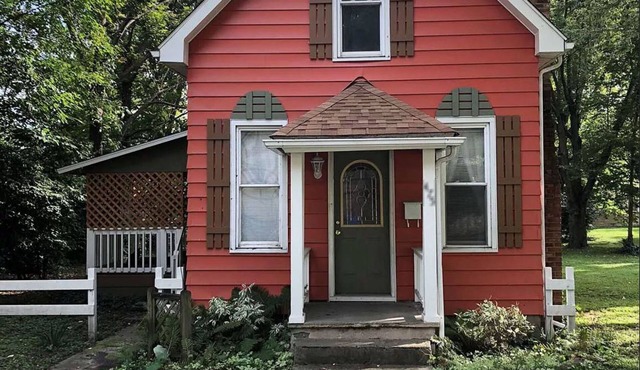 Downtown 2 Bedroom Cottage, Sleeps 6, Walk to Honeywell, Downtown Restaurants