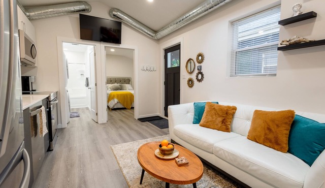 Downtown 2 bedroom near Victoria park in the Middle of Entertainment District
