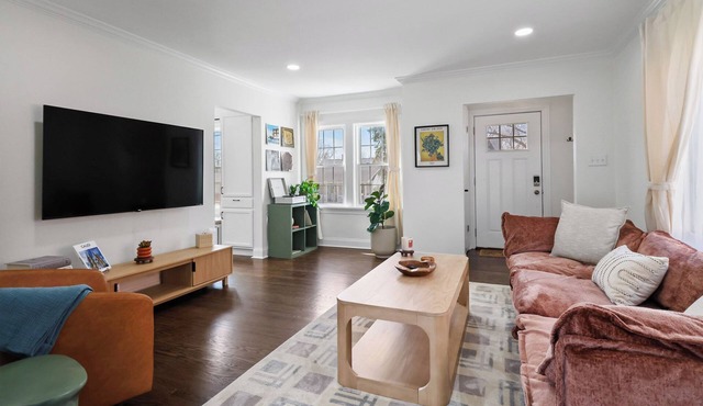 Downtown 2 BR Cottage w/King Bed