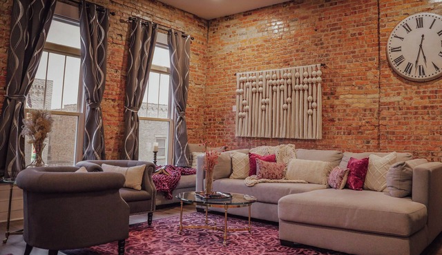 Downtown 2-BR Loft w/Soaking Tub, Fireplace, Deck