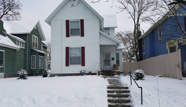 Downtown 2-Story Cottage