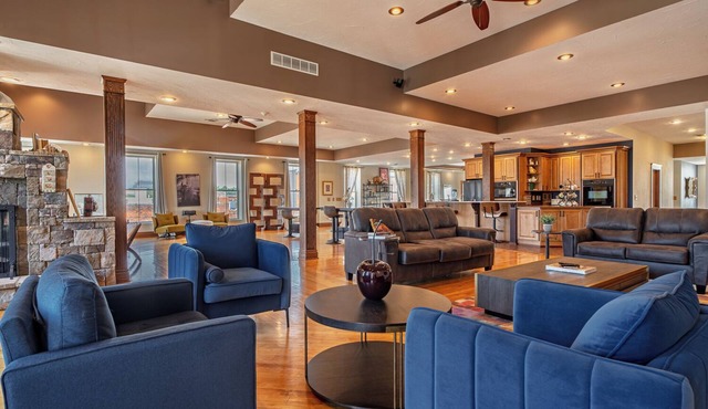 Downtown 2 Story Loft w/6bdrms-walk to everything!