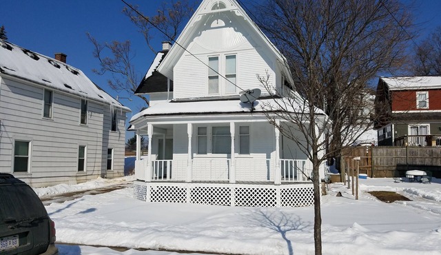 Downtown 2-Story Victorian-Style Cottage