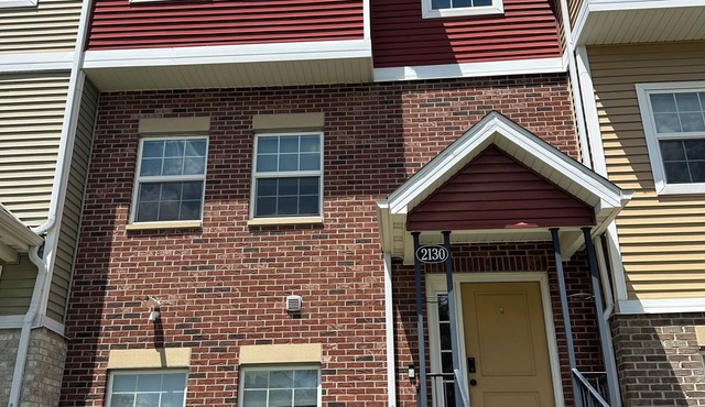 Downtown 2BD 2.5BA townhouse w/free garage parking
