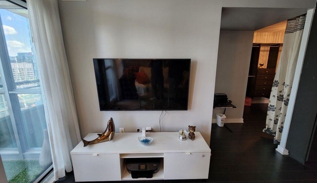 Downtown 2Bd Condo with steps to CN Tower and Lake