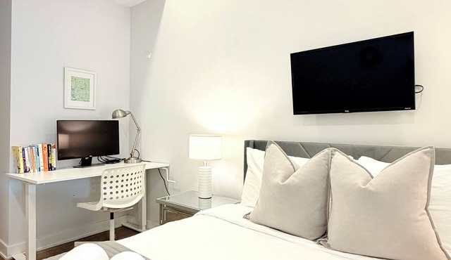 Downtown 2BR/2BA Walk to PPAC & Convention Center