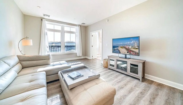 Downtown 2BR Condo Near Beach & Boardwalk