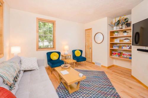 Downtown 2BR Home - Lawrence University College Ave