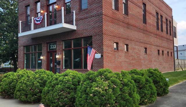 DOWNTOWN 2ND FLOOR LUXURIOUS CONDO 3 BLOCKS OFF BROADWAY IN A QUIET NEIGHBORHOOD