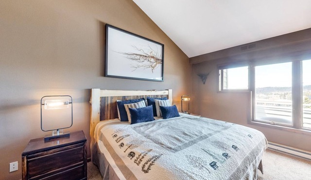 Downtown 3 Bed 3 Bath Condo Covered Parking/Hot Tubs