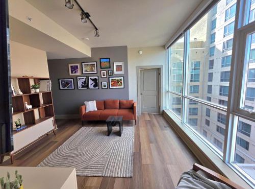 Downtown 3-bedroom Apartment Steps to Convention Center, Petco Park, with Pool, Gym, Parking