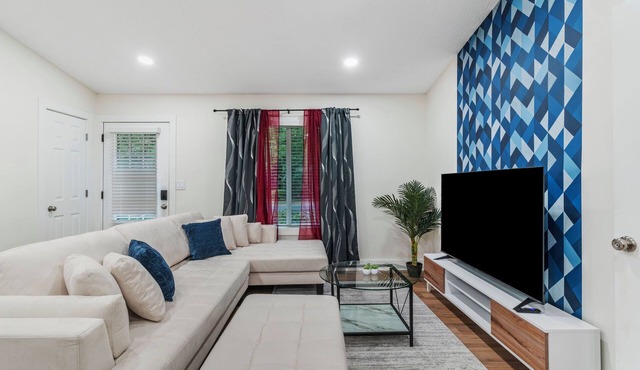 Downtown 3BD - Grill/BBQ - Game Room - Fenced Yard