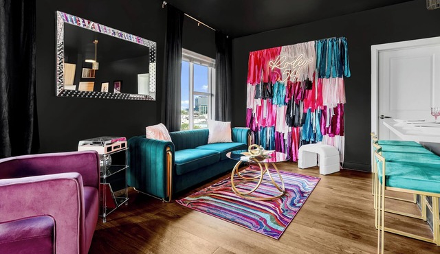 Downtown 3BR/3BA Luxury Stay. Skyline Views, Pool, Gym, & Walk to Broadway