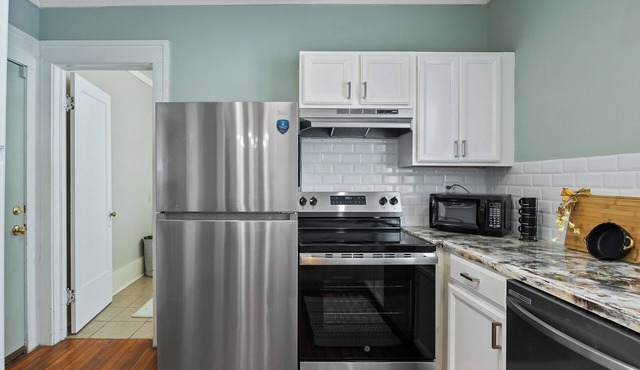 Downtown 3BR Apartment, Walk to SU, Burnet Park & Erie Canal