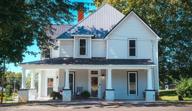 Downtown 4-bedroom with boat and Rv parking close to Lake