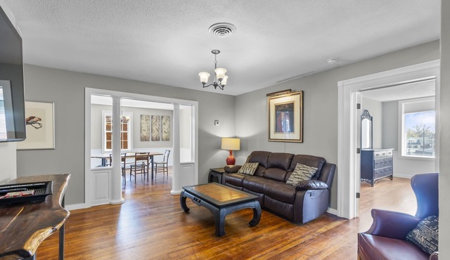 Downtown 4BR with 2 King Beds! Walking distance to SEMO and the River Front.