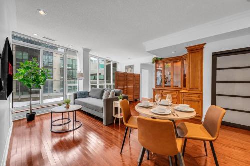 Downtown 5 bed Sleeps 11 unit Near Rogers MTCC Union Lakefront