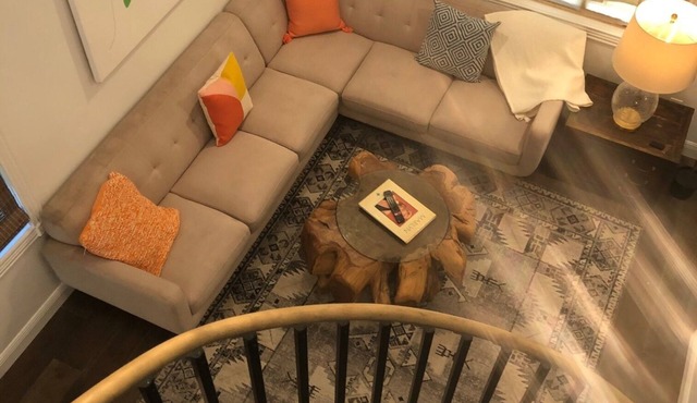 DOWNTOWN, 5 STARs, 65" TV, 4 BR/3 baths EN-suite, UPDATED, walkable, BOOK NOW