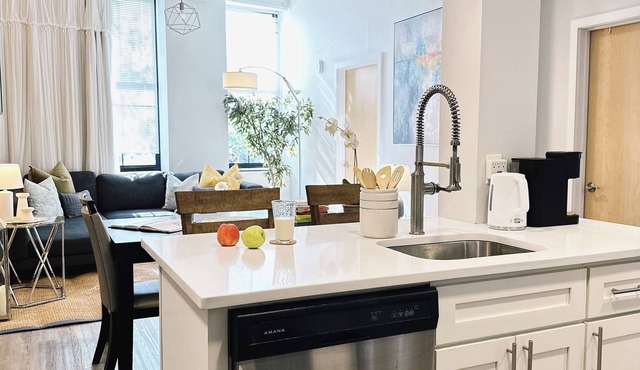 Downtown 5BR/2BA Apartment Near PPAC & Convention Center