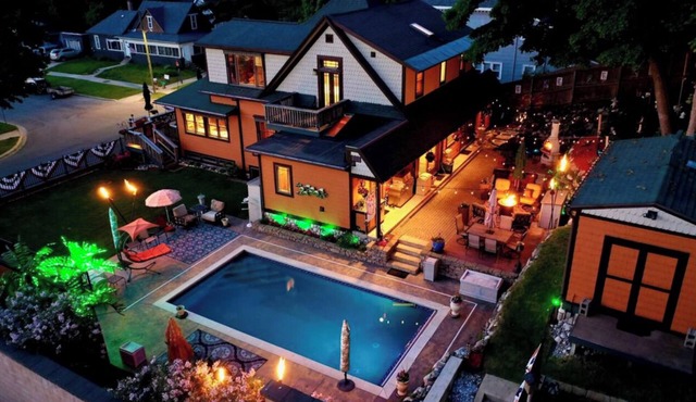 Downtown 6 Bedroom/11 Beds Home with HotTub, Pool, Speakeasy, and Fireplaces
