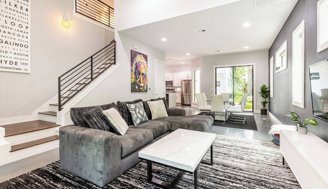 Downtown 6 Bedroom Retreat!nGolf Putting Green, Walking to Lake & Rainey